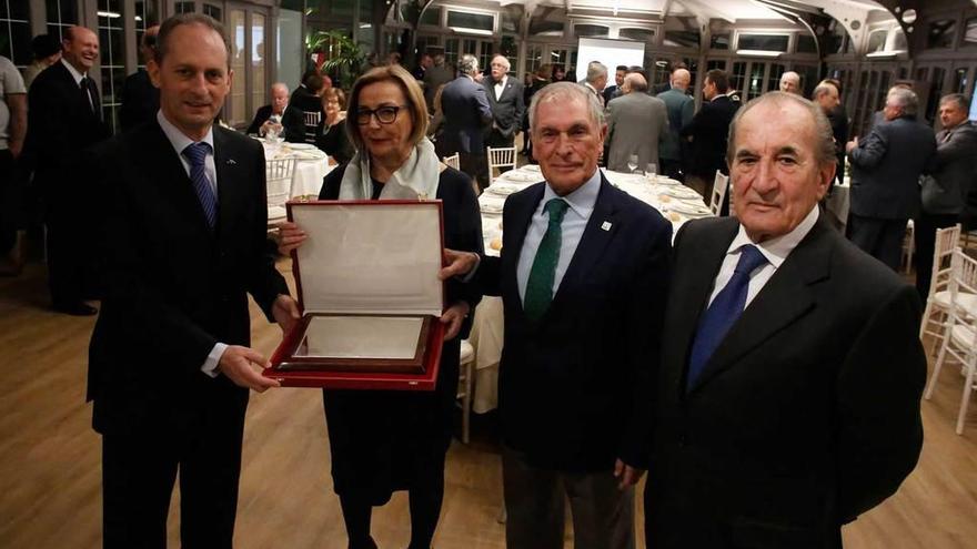 Por la izquierda, Oswaldo Suárez, Mariví Monteserín, Antonio Sabino y Daniel Alonso, ayer, en el palacio Ferrera, antes de la cena organizada por la Sociedad Económica de Amigos del País de Avilés y Comarca.