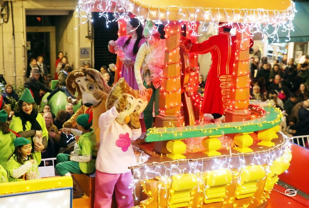 Miles de niños y niñas disfrutan junto a sus familias del desfile récord de la ciudad olívica. Melchor, Gaspar y Baltasar lanzaron caramelos desde sus carrozas.