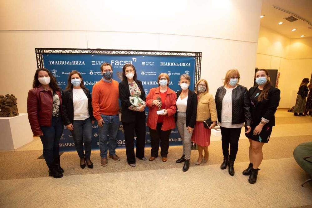 Photocall de los trabajadores sanitarios de la Policlínica Nuestra Señora del Rosario. De izquierda a derecha: Maite Vega (fisioterapeuta), Laura Roig (auxiliar de clínica), Daniel Camacho (médico de Urgencias), Asunción Pablos ( coordinadora de medicina interna), Adriana Martín ( responsable de UCI), Montserrat Viñals ( doctora de medicina interna), Rosa Padilla ( personal de limpieza), Maria Tur (celadora de farmacia) y Yasmina Santos ( administrativa en farmacia).