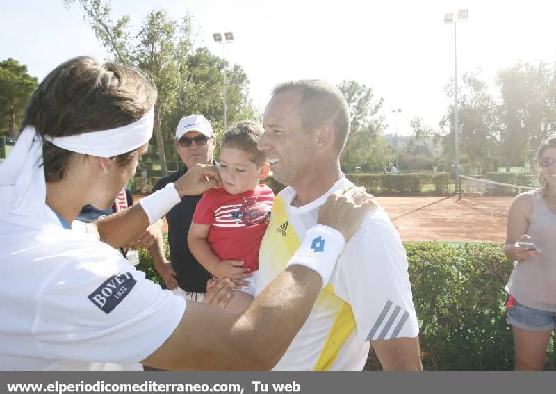 GALERÍA DE FOTOS- Bautista desata la locura peloteando con Ferrer en La Coma