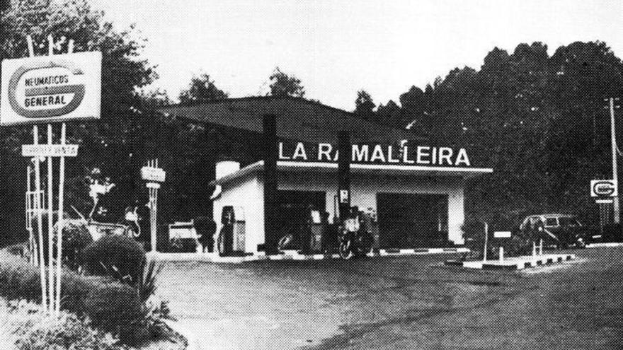 Una gasolinera en Sada. La gasolinera de Sada se construyó al final de la avenida de la República Argentina y su dueño era Pedro Agra. Muchos años antes solo había un surtidor de gasolina en la avenida de la Marina.