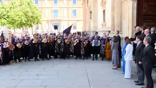 Una tuna sorprende a los Reyes tras la entrega del premio Cervantes