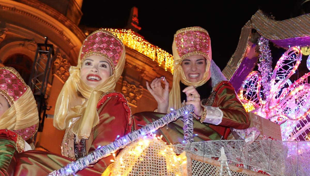 Vuelta a casa de Laura, Paula y las falleras 2023