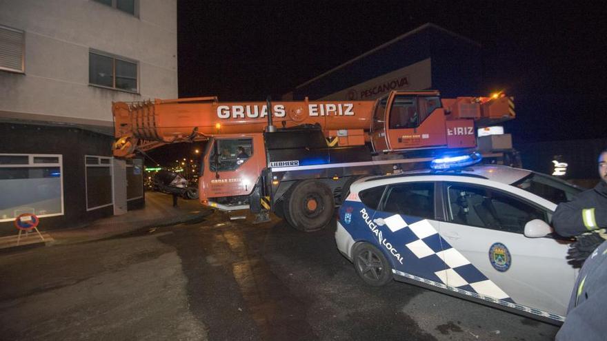 Dos grúas retiran restos de la cubierta de Pescanova arrancada por &#039;Ana&#039;