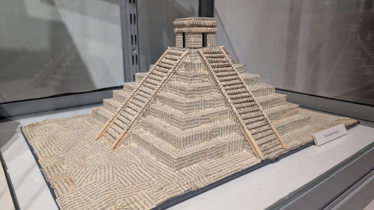 La exposición 'Un mundo de papel', de los artistas mazarroneros Miriam Carvajal, Pepi Carvajal y José Miguel Ortega.