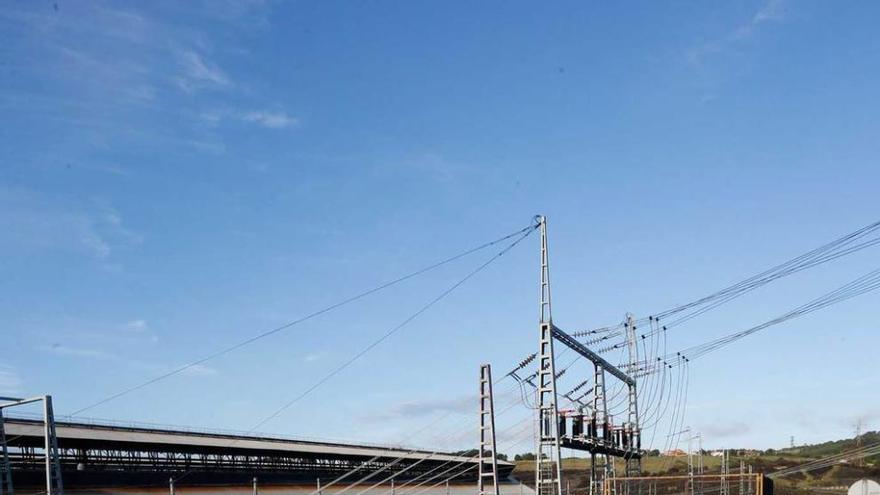 Instalaciones eléctricas de la empresa Alcoa en Avilés.