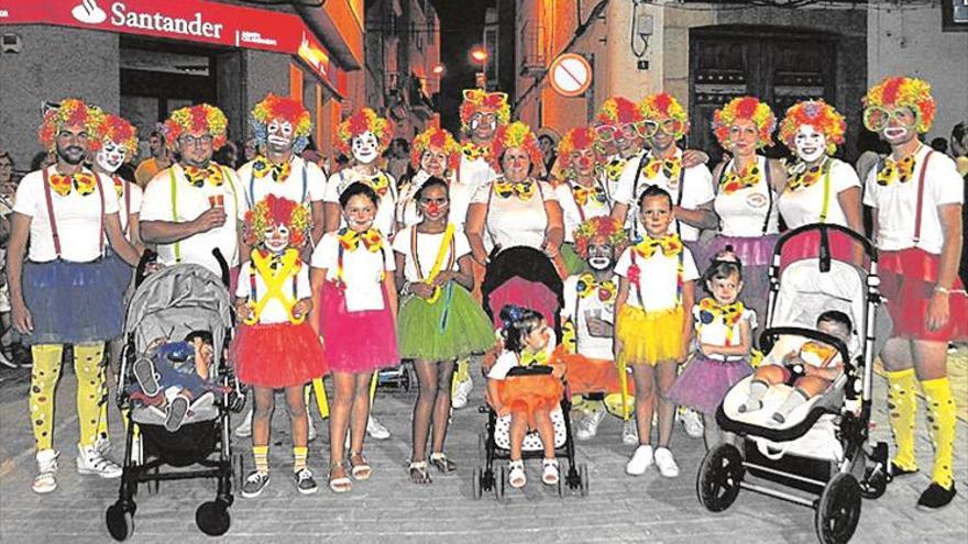 Multitudinaria fiesta del carnaval en las calles de Vall d’Alba