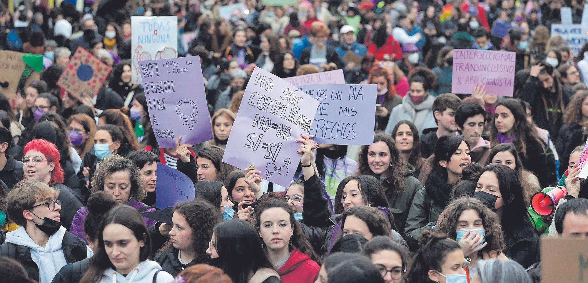 Ambiente festivo y reivindicativo en la manifestación por el 8-M celebrada en Barcelona este año.. Barcelona 08/03/2022 Manifestación 8 M 8M 8-M dio de la mujer trabajadora FOTO de FERRAN NADEU