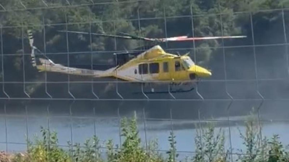 El helicóptero recargó agua en la laguna de Porto Piñeiro.