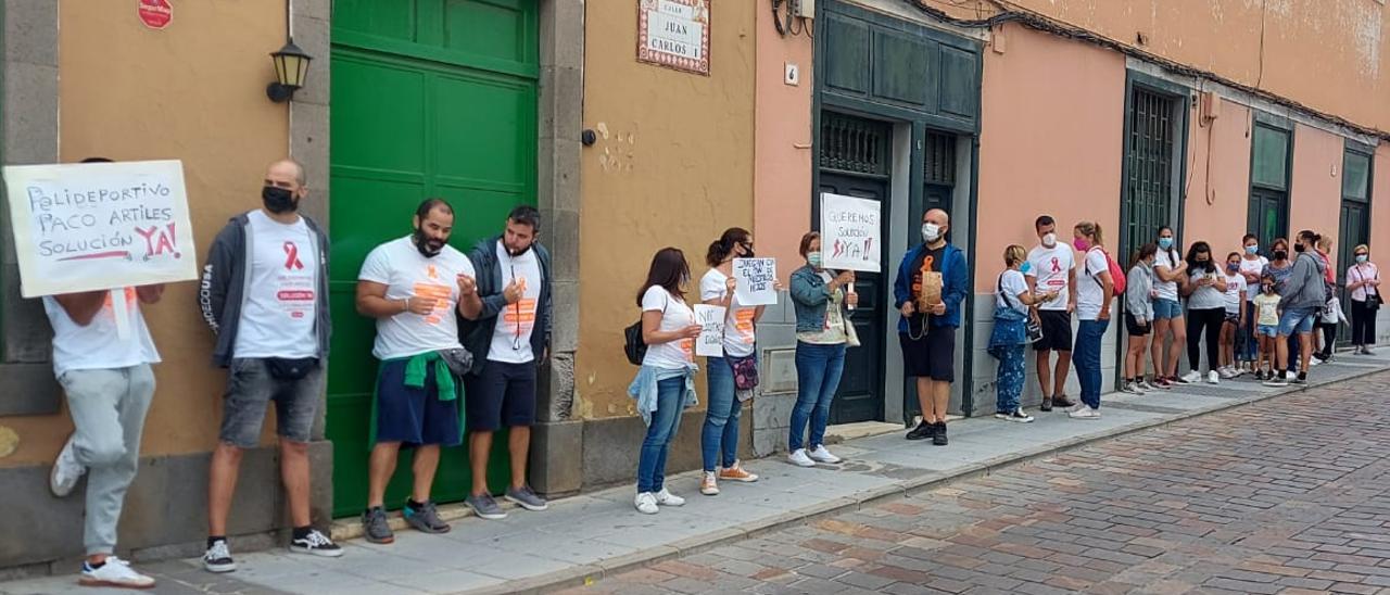 Concentración de los trabajadores del polideportivo Paco Artiles de Telde