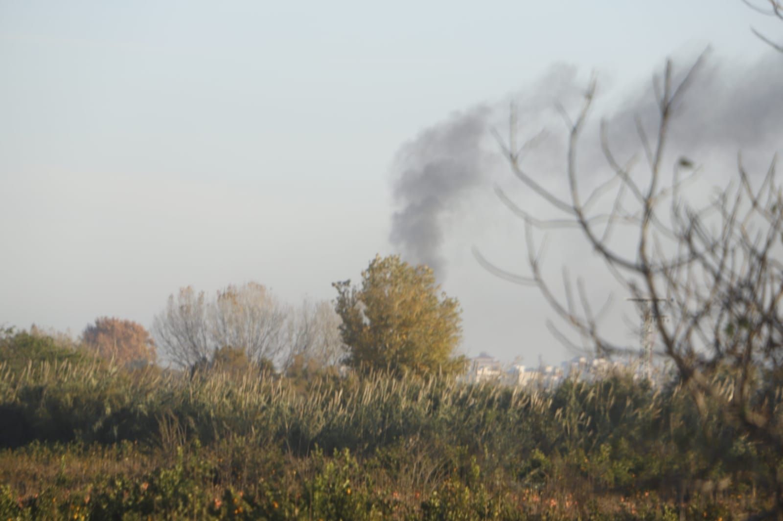 Accidente en la A-7: gran atasco al arder un camión de pintura en Alberic.