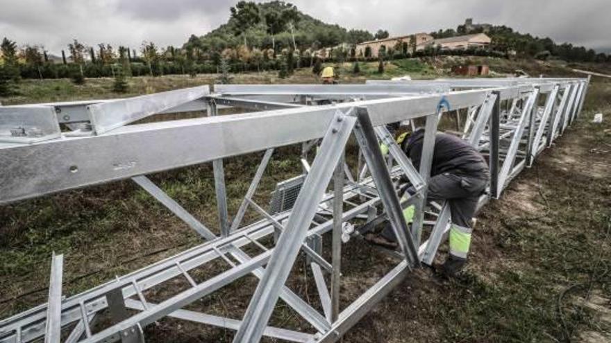 Imagen de los trabajos para la instalación de la torre que sostendrá la antena.