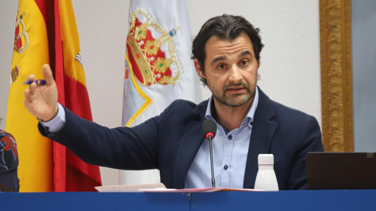 El alcalde de Torrevieja, Eduardo Dolón, durante el último pleno ordinario del Ayuntamiento de Torrevieja