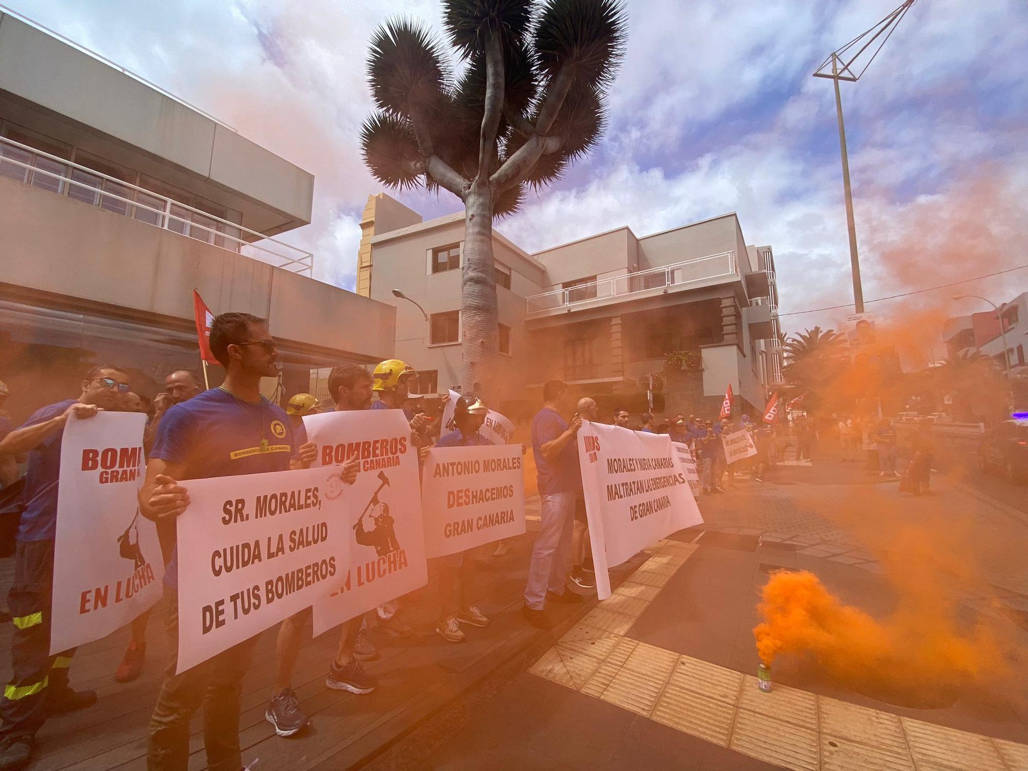 Los bomberos protestan ante el Cabildo de Gran Canaria