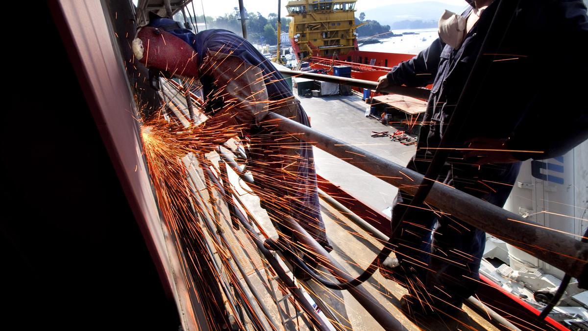 Trabajadores en Astilleros Gondán.