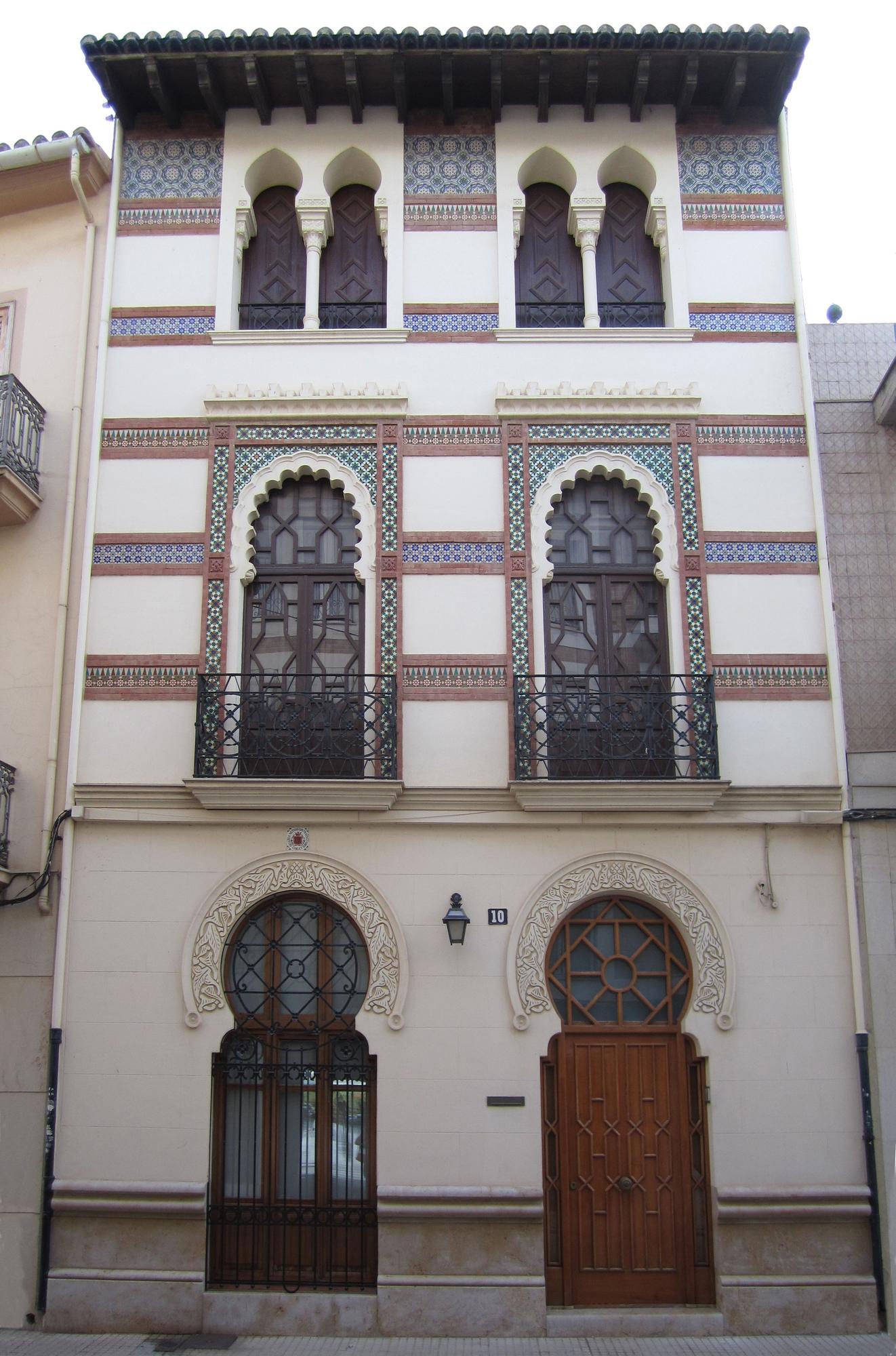 Casa Arenes (1924) de estilo neoárabe, ubicada en la calle Sant Bernat 10