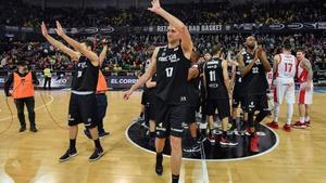 Los jugadores del Bilbao Hervelle y Gladness se despiden de los aficionados tras la derrota ante el Baskonia