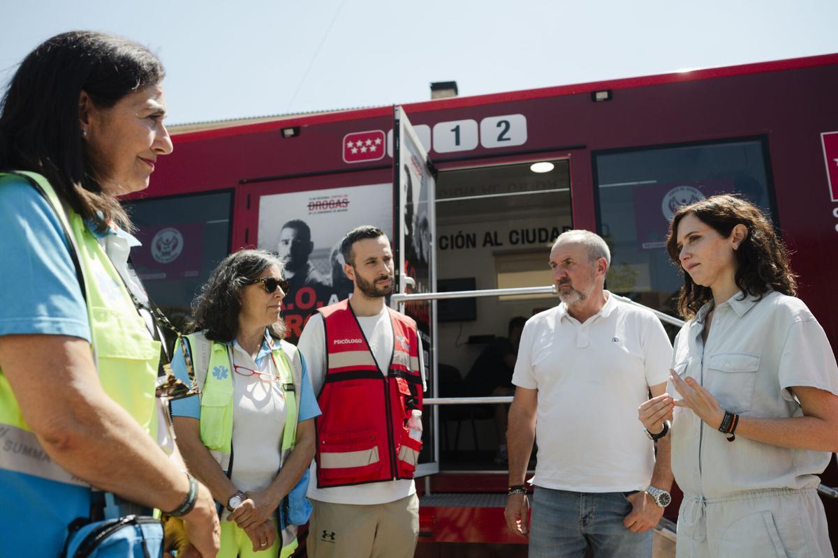 La presidenta de la Comunidad de Madrid, Isabel Díaz Ayuso (d), durante una visita a municipios e instalaciones afectadas por los incendios en la Sierra Oeste.