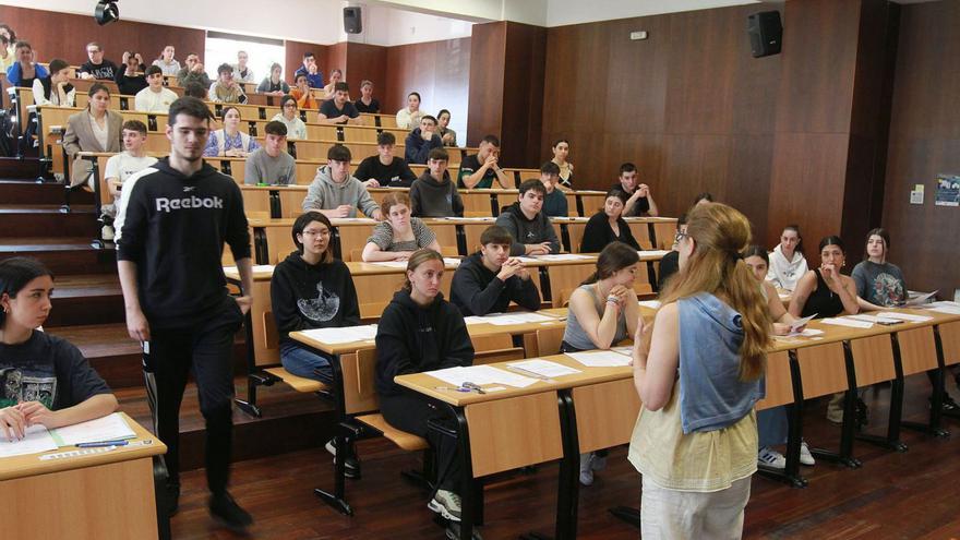 Alumnos preuniversitarios durante la prueba de selectividad (Abau) el pasado junio. |   // IÑAKI OSORIO