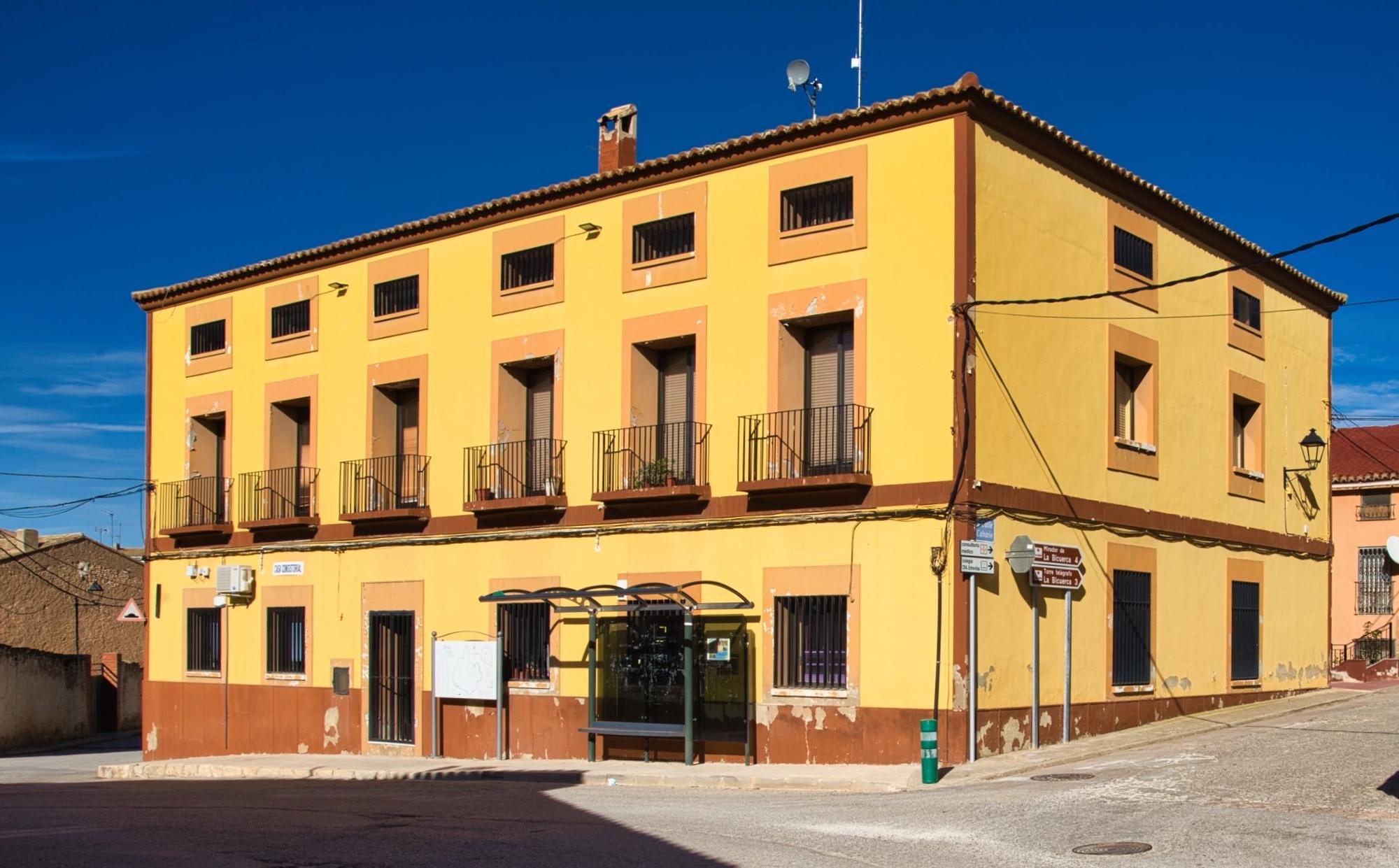 Fuenterrobles, almendros y viñedos en la Meseta valenciana