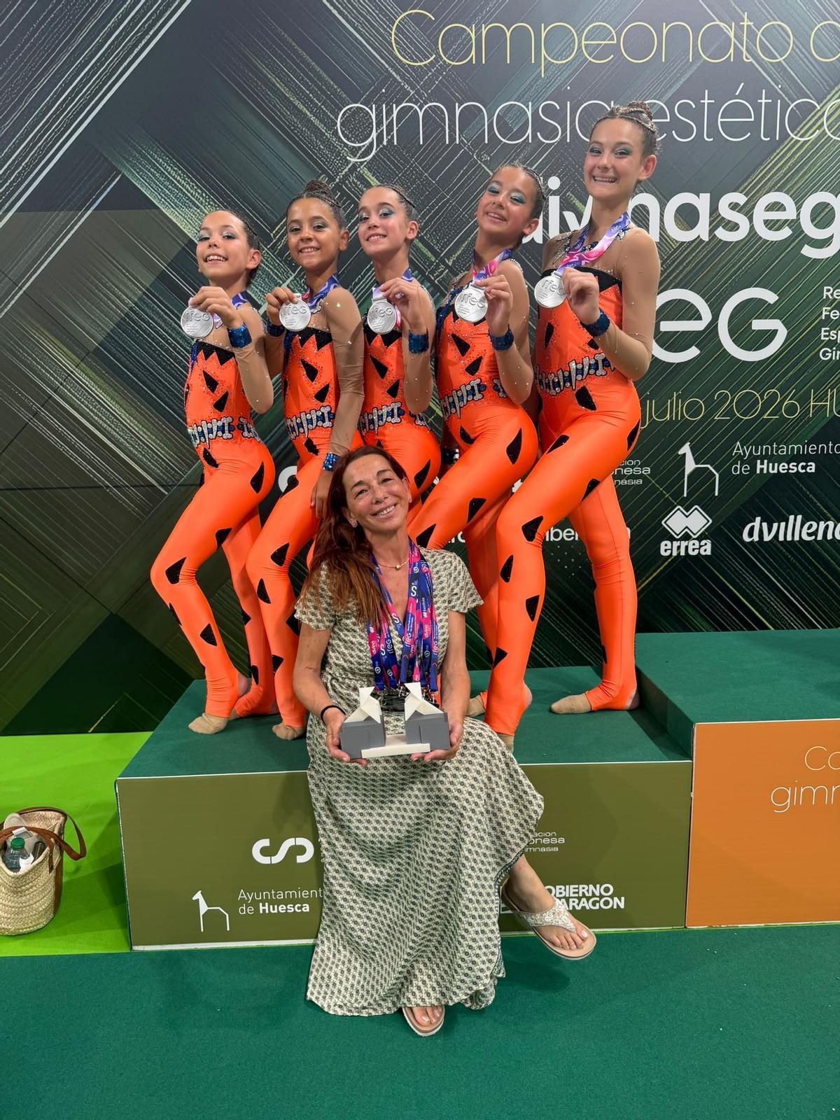 Imagen de Paola Salsoso con el equipo del O Beach Ibiza Gimnástica Club tras lograr la plata en el Campeonato de España