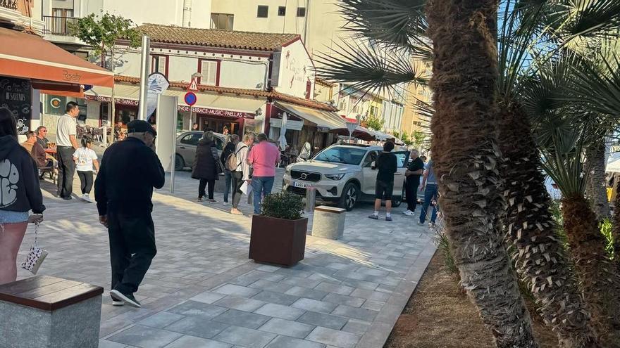 Accidente de un vehículo en pleno centro de Santa Eulària