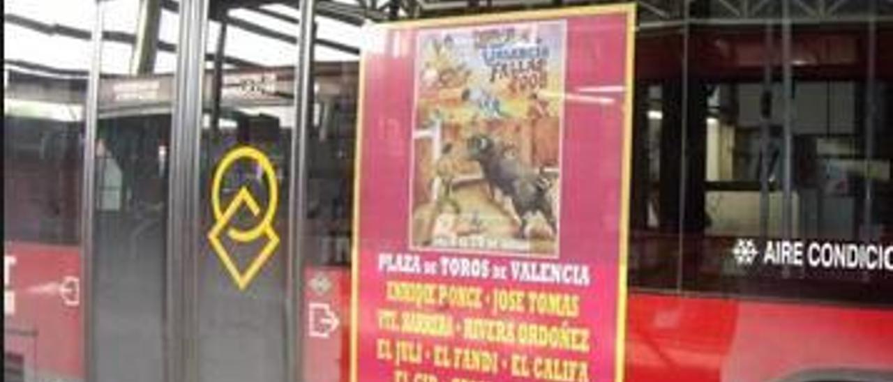 Cartel de toros en un autobús de la EMT de València.