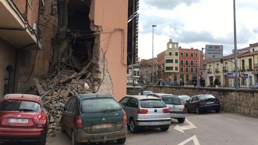 Los bomberos intervienen en un derrumbe en la plaza de la Puentica