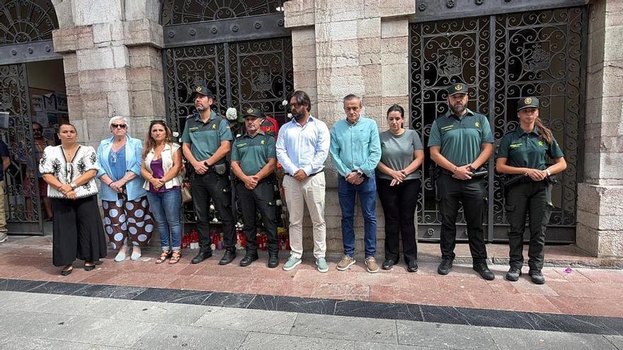 VÍDEO: Minuto de silencio en Llanes por la agente de la Guardia Civil asesinadaa manos de su expareja