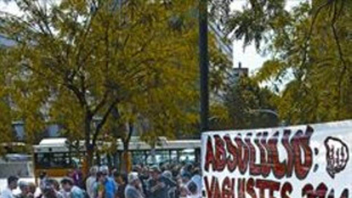 Concentración de apoyo a los acusados en la Ciutat de la Justícia.