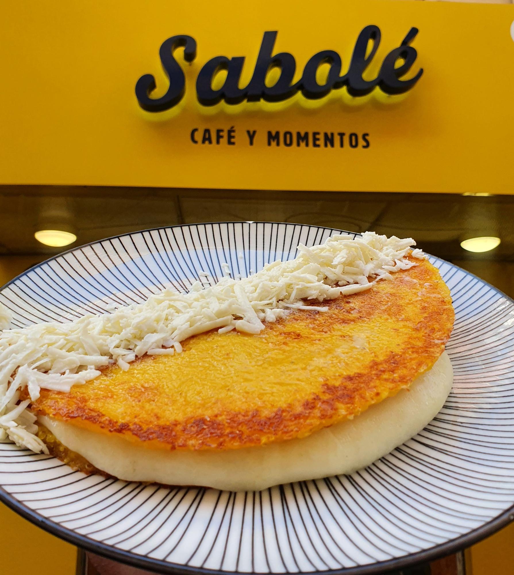 Tortas suaves de maíz dulce rellenas de queso y acompañadas del relleno que elijas