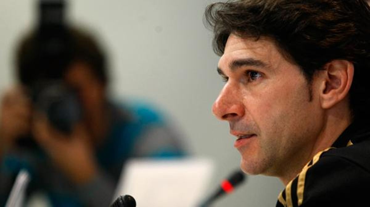 El segon entrenador del Reial Madrid, Aitor Karanka, no ha volgut revelar, aquest divendres en roda de premsa, si el seu equip jugarà el clàssic amb ’trivot’ o mantindrà Mesut Özil com a titular.