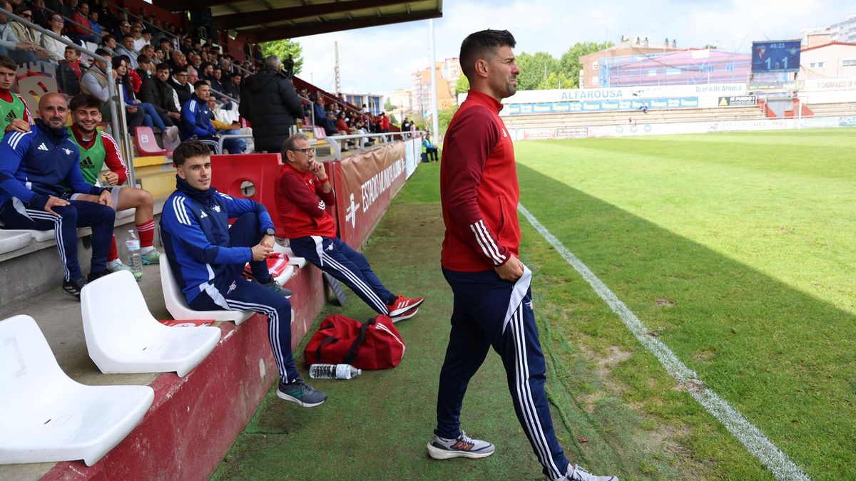 Gonzalo Fernández en su visuta a A Lomba con el Arosa.