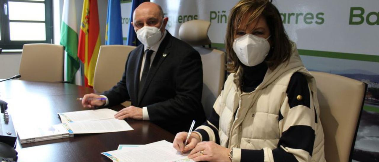 Francisco Javier Vinjoy y María José Platero, durante la firma. | T. C.