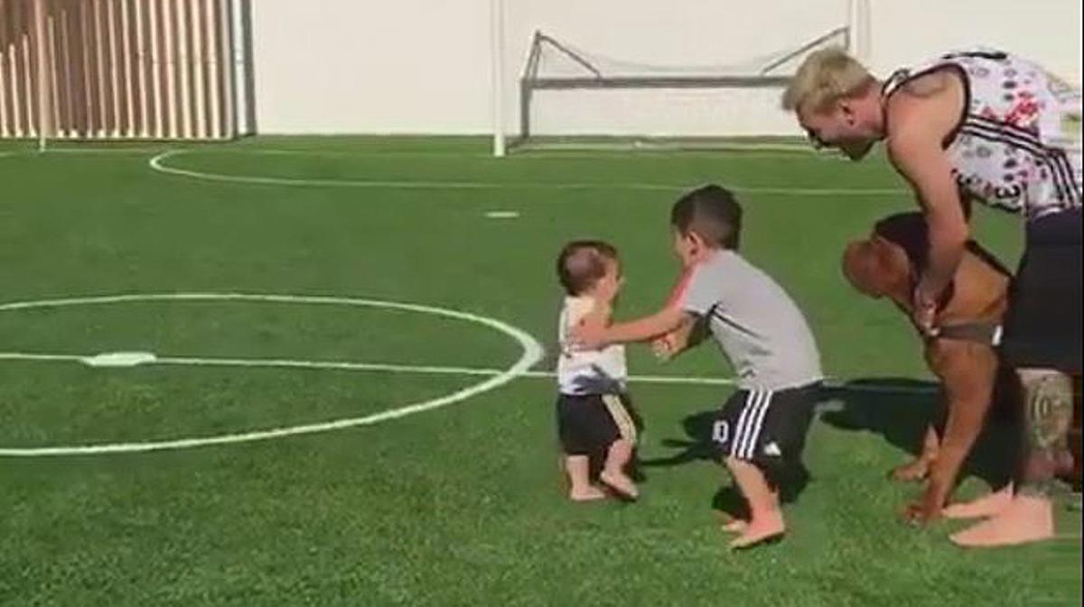 Leo Messi ha penjat a Instagram un vídeo en què es pot veure Mateo, el seu fill petit, fent els seus primers passos.