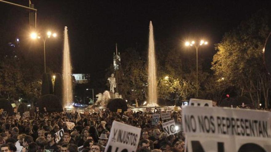 Asistentes a la concentración convocada para anoche por la Coordinadora 25-S junto al Congreso. | efe