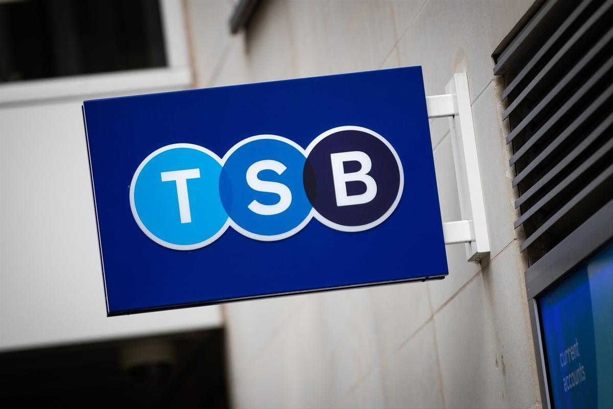 El Santander ofereix 2.700 milions al Sabadell per aconseguir TSB, segons Reuters El Santander ofereix 2.700 milions al Sabadell per aconseguir TSB, segons Reuters