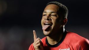 Vitor Roque celebra un gol con el Athletico Paranaense al Sao Paulo.