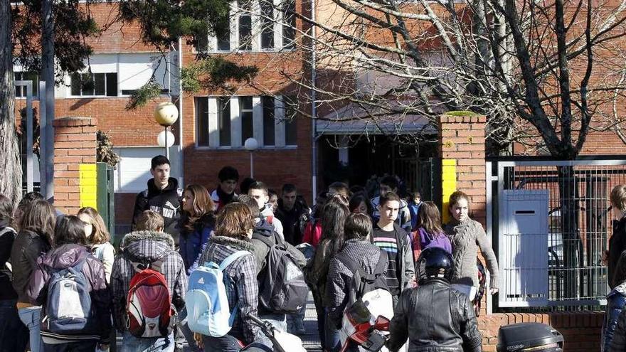 Alumnos a la entrada de un instituto gallego.