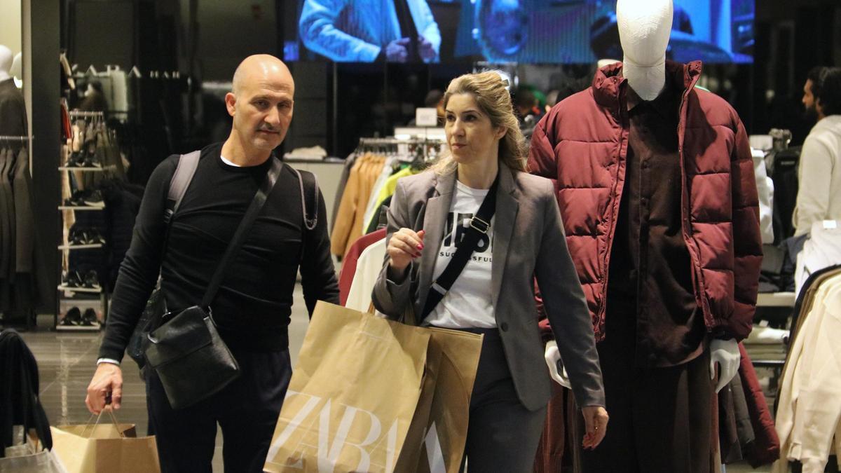 Persones amb una botiga de Zara en un centre comercial de Barcelona