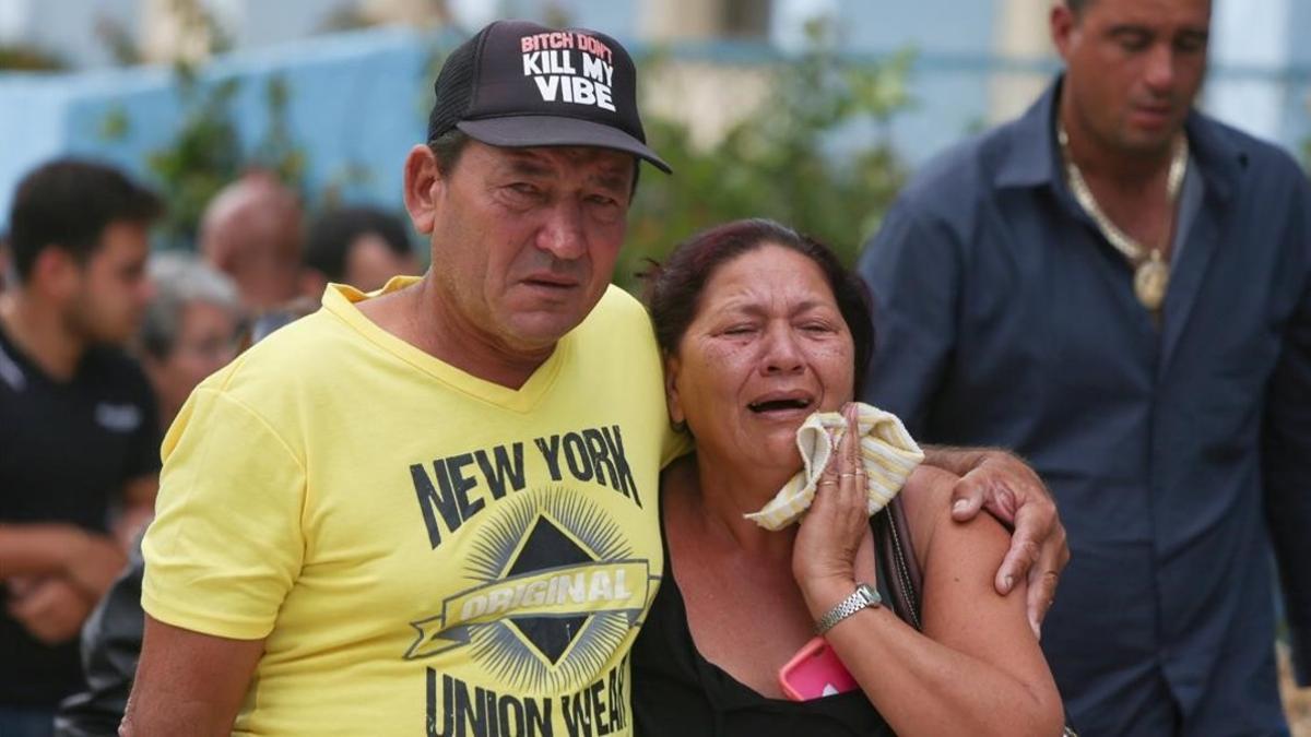 Familiares de las víctimas del accidente de avión en Cuba.