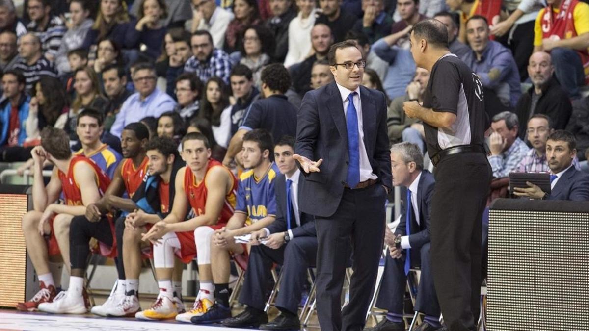 Diego Ocampo, en una imagen de archivo, en el banquillo del UCAM Murcia