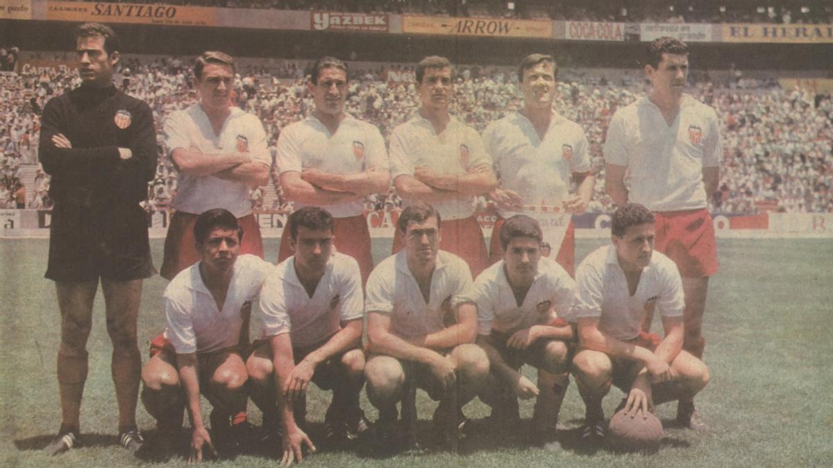 Fotografía del once del Valencia en aquel torneo que abrió la contienda en el Estadio Azteca