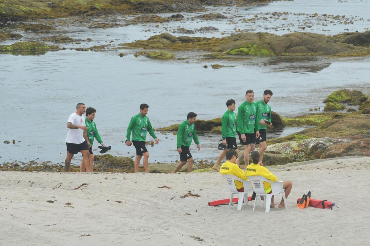 Liceo Hockey baño relax en la playa de Riazor