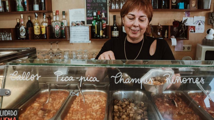 Francisca Martorell del bar La Llubinense, el templo de un &#039;variat&#039; que cumple 84 años: &quot;Por encima de todo se ha de cuidar el barrio y a su gente”