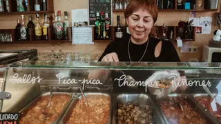 Francisca Martorell del bar La Llubinense, el templo de un 'variat' que cumple 84 años: "Por encima de todo se ha de cuidar el barrio y a su gente”