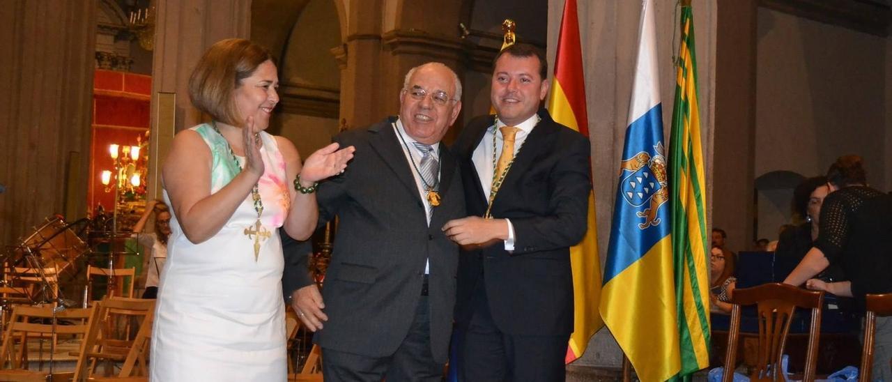 Bartolomé Mendoza Padrón (en el centro), en 2014, con la Medalla de Oro que le concedió el Ayuntamiento de Gáldar.