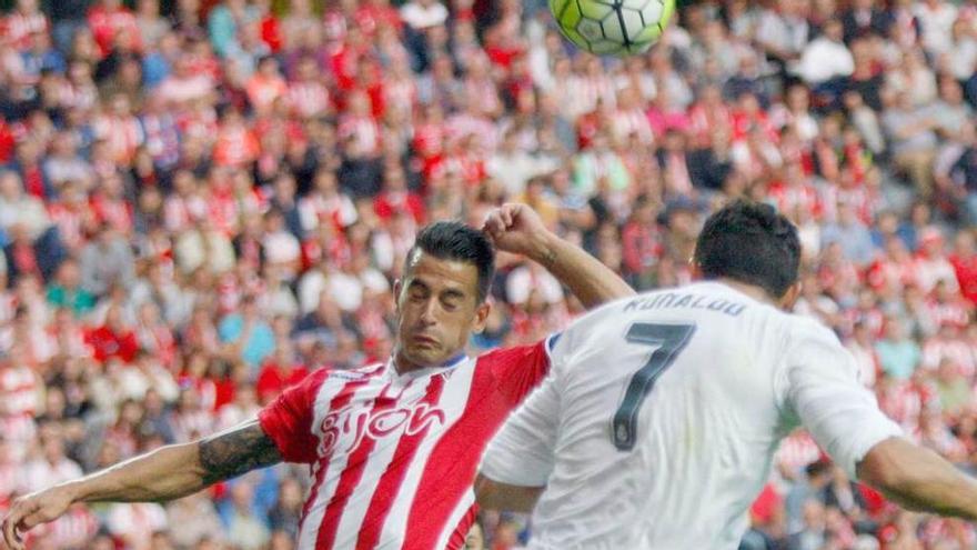 Luis Hernández disputa un balón con Cristiano Ronaldo.