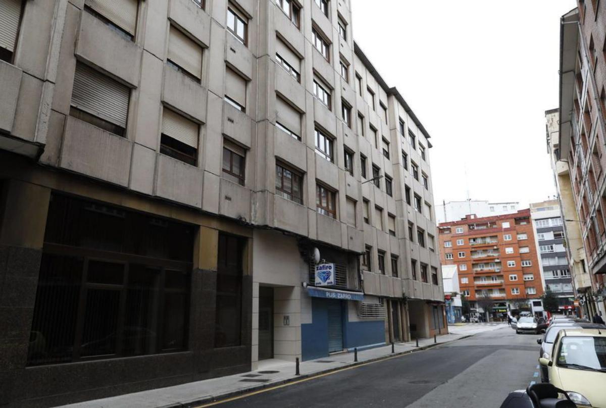 El portal de la calle Ribadesella donde se produjo el arresto.  | ÁNGEL GONZÁLEZ