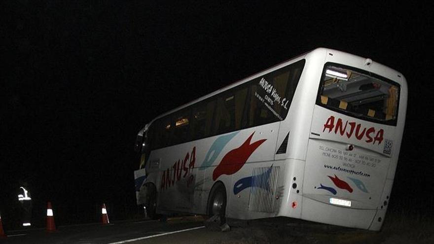 Un muerto al colisionar un turismo con un autobús en la provincia de Soria